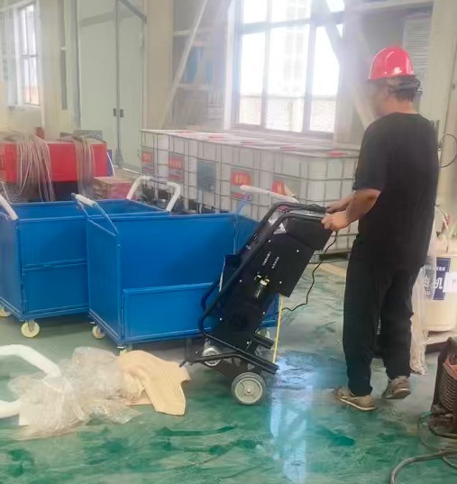 路友廢鋼龍門剪正在對建筑工地管架、貨車車架及馬路欄桿等結構的剪切作業(yè)